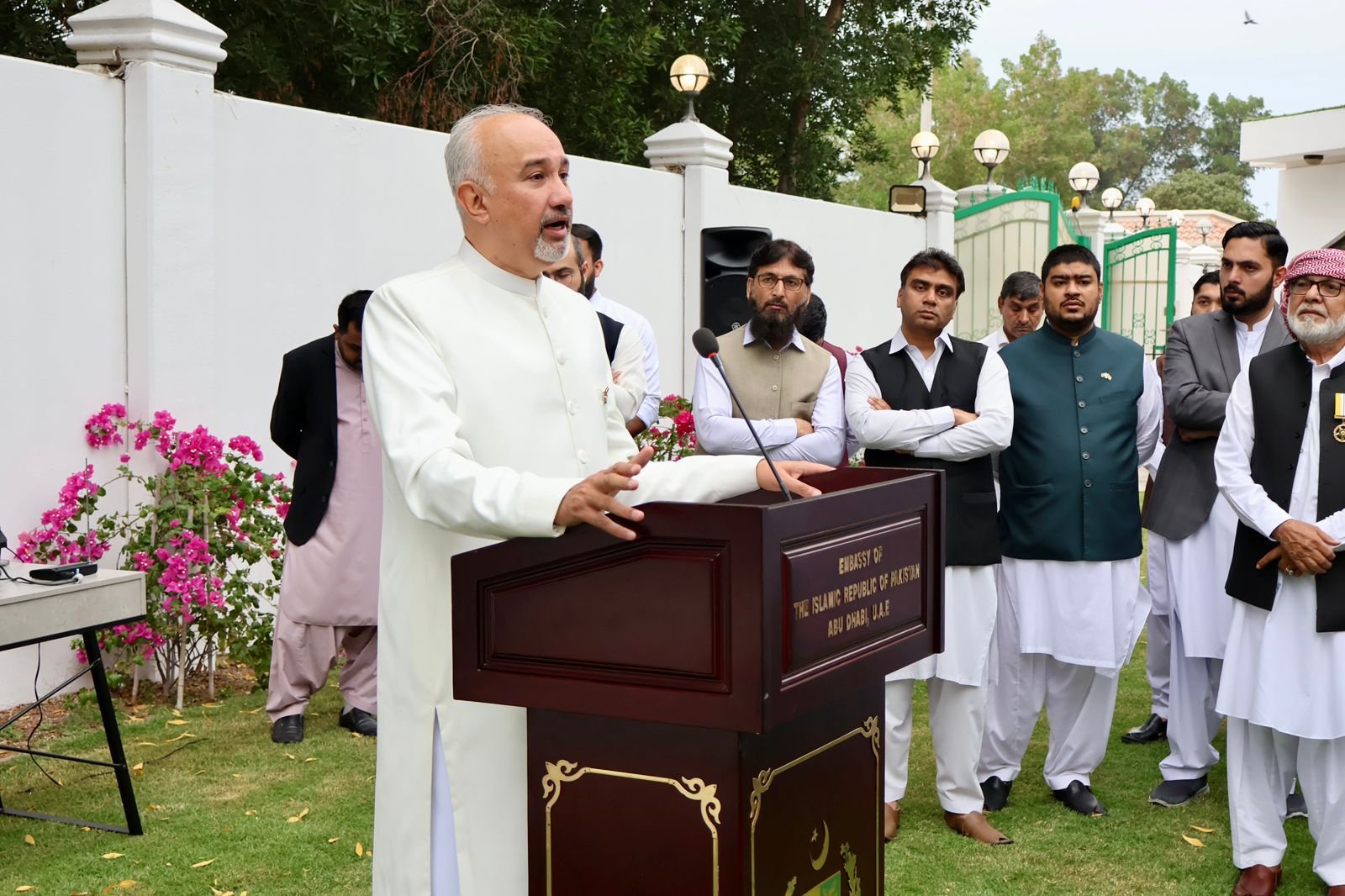 پاکستانی طلباء کے ایک گروپ نے جوش اور جذبے سے ملی نغمہ پیش کیا۔اس موقع پر خطاب کرتے ہوئے سفیر فیصل نیاز ترمذی نے برصغیر کے مسلمانوں کی طویل جدوجہد اور قربانیوں کو یاد کیا جس کے نتیجے میں پاکستان کو آزادی ملی۔ انہوں نے معاشی چیلنجوں کا مقابلہ کرنے اور پاکستان کو مستحکم بنانے کے لیے معاشرے میں اتحاد، رواداری اور ہم آہنگی کی ضرورت پر زور دیا۔انہوں نے خوشحال ملک اور آزادی کی قدر پر زور دیتے ہوئے بھارتی غیر قانونی زیر تسلط جموں وکشمیر اور فلسطین کے لوگوں کے حق خودارادیت کے حصول کے لیے پاکستان کے اصولی موقف کا اعادہ کیا جو کئی دہائیوں سے قابض افواج کی جارحیت اور تشدد کا شکار ہیں۔