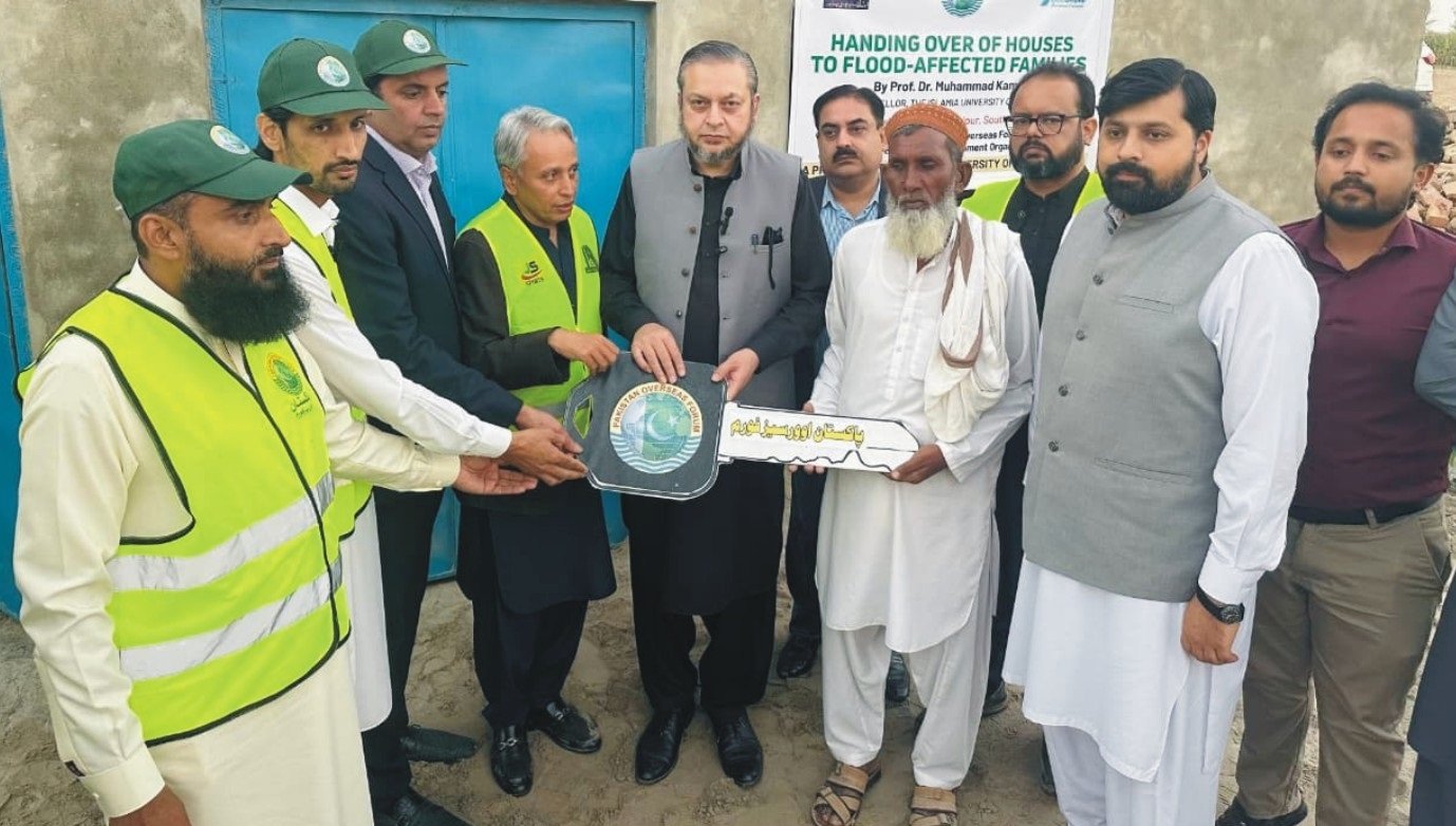 25بے گھرسیلاب متاثرین کو نئی چھت مل گئی،                                      وائس چانسلر پروفیسر ڈاکٹر محمد کامران نےچابیاں بے گھرسیلاب متاثرین کے حوالےکردیں