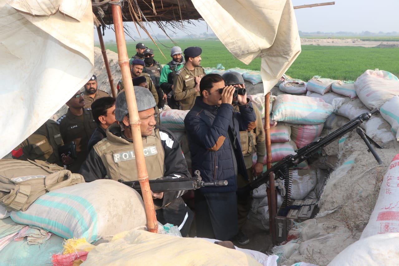 کچامیں جرائم پیشہ عناصرکےخلاف مشترکہ آپریشن،پولیس نےکچارجوانی کوگھیرلیا،آرپی او غازی صلاح الدین نےآپریشن کاجائزہ لیا