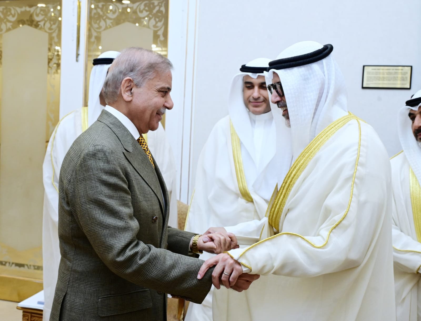 وزیرِ اعظم محمد شہباز شریف سے کویت کے وزیر خارجہ عزت مآب شیخ جراح جابر الاحمد الصباح کی ملاقات ہوئی۔ 1 pm