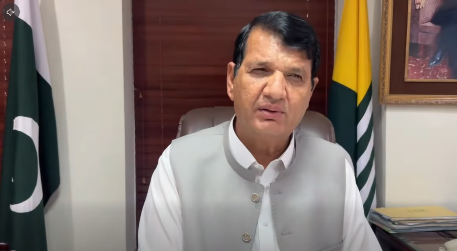 وفاقی وزیر انجینئر امیر مقام کی یادگارِ شہدا پولیس لائن سوات آمد، پھولوں کی چادر چڑھائی 1 وفاقی وزیر انجینئر امیر مقام کی یادگارِ شہدا پولیس لائن سوات آمد، پھولوں کی چادر چڑھائی