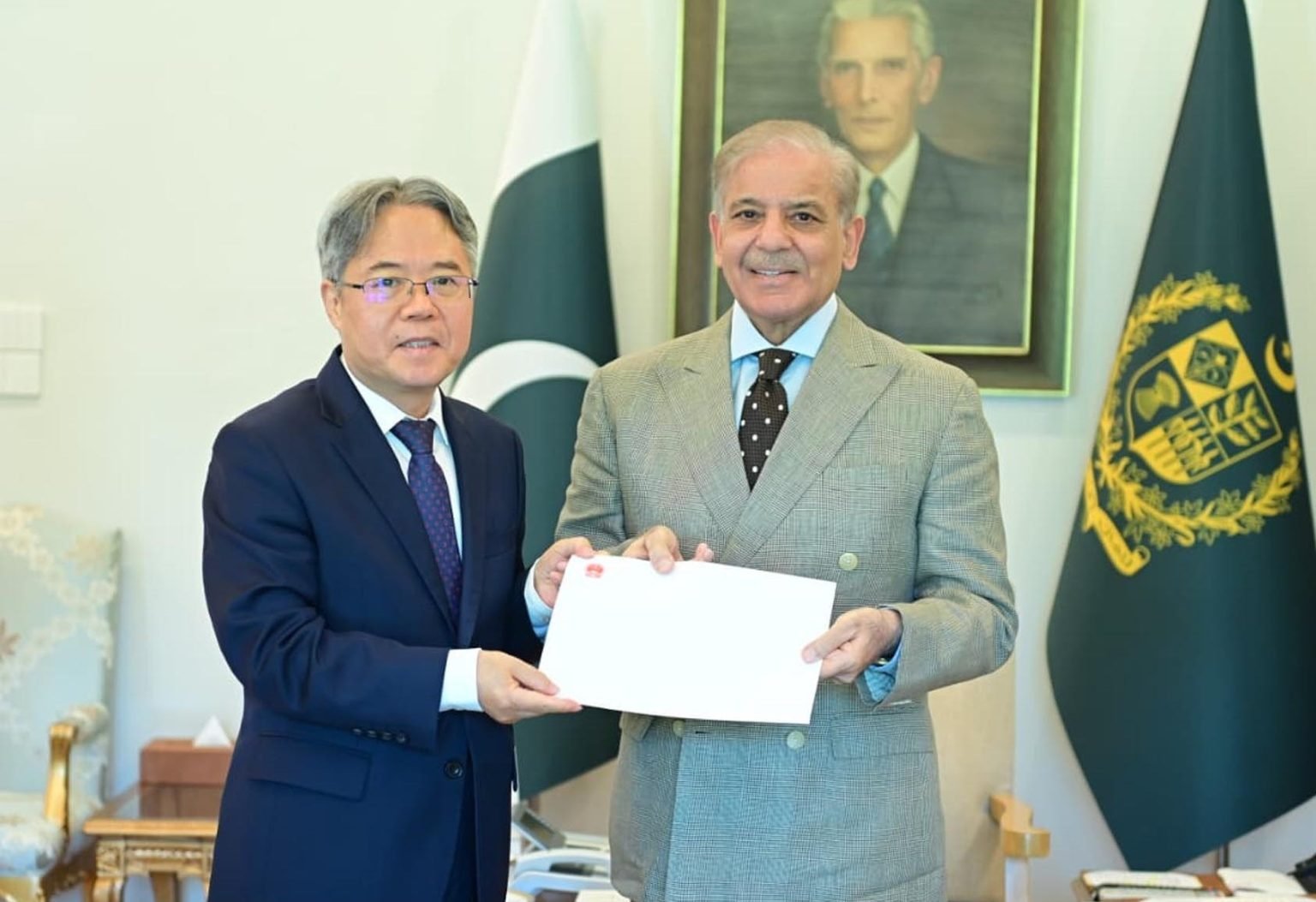 وزیراعظم شہباز شریف سے چینی سفیر جیانگ زیڈونگ کی ملاقات، دونوں ممالک کے مابین عوامی رابطوں اور سیاسی و پارلیمانی تبادلوں کی اہمیت پر زور 1 وزیراعظم شہباز شریف سے چینی سفیر جیانگ زیڈونگ کی ملاقات، دونوں ممالک کے مابین عوامی رابطوں اور سیاسی و پارلیمانی تبادلوں کی اہمیت پر زور