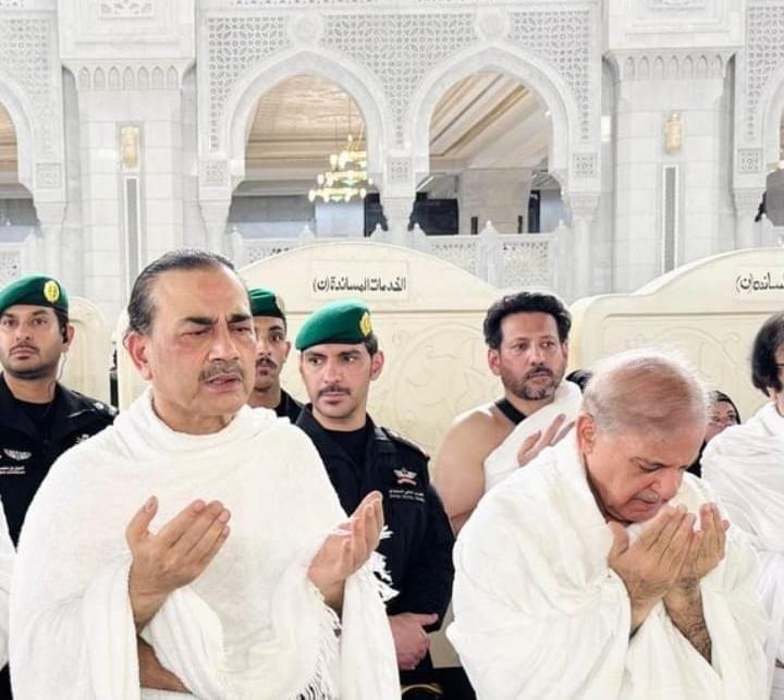 وزیراعظم شہباز شریف، نائب وزیرِ اعظم و وزیرِ خارجہ اسحاق ڈار، چیف آف ڈیفنس فورسز سید عاصم منیر، وفاقی وزرا خواجہ آصف، عطاء اللہ تارڑ، معاون خصوصی طارق فاطمی اور پاکستانی وفد نےعمرہ ادا کیا 1 وزیراعظم شہباز شریف، نائب وزیرِ اعظم و وزیرِ خارجہ اسحاق ڈار، چیف آف ڈیفنس فورسز سید عاصم منیر، وفاقی وزرا خواجہ آصف، عطاء اللہ تارڑ، معاون خصوصی طارق فاطمی اور پاکستانی وفد نےعمرہ ادا کیا