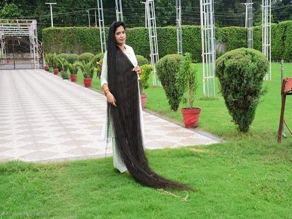 بھارتی خاتون نے لمبے بالوں کا گینیز ورلڈ ریکارڈ قائم کر دیا