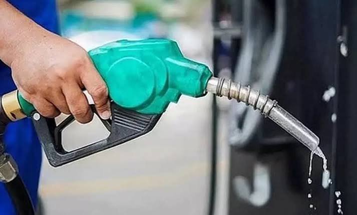 حکومت نے پیٹرول فی لیٹر 94 پیسے سستا، ڈیزل 54 پیسے مہنگا کردیا