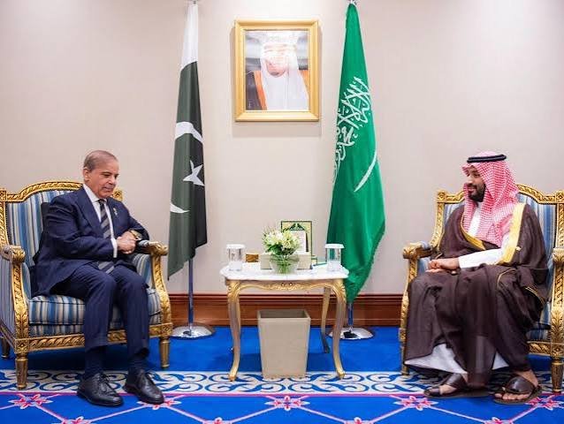 وزیراعظم محمد شہباز شریف کی سعودی ولی عہد شیخ محمد بن سلمان بن عبد العزیز آلسعود سے ملاقات 1 وزیراعظم محمد شہباز شریف کی سعودی ولی عہد شیخ محمد بن سلمان بن عبد العزیز آلسعود سے ملاقات