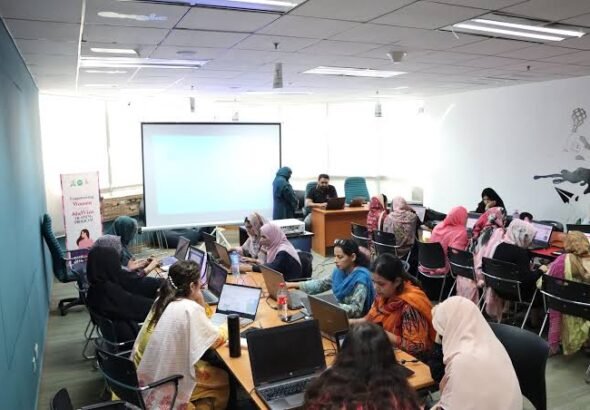 100 سرکاری سکولوں میں 12,575 افراد کو انٹرنیٹ کے محفوظ استعمال کی تربیت